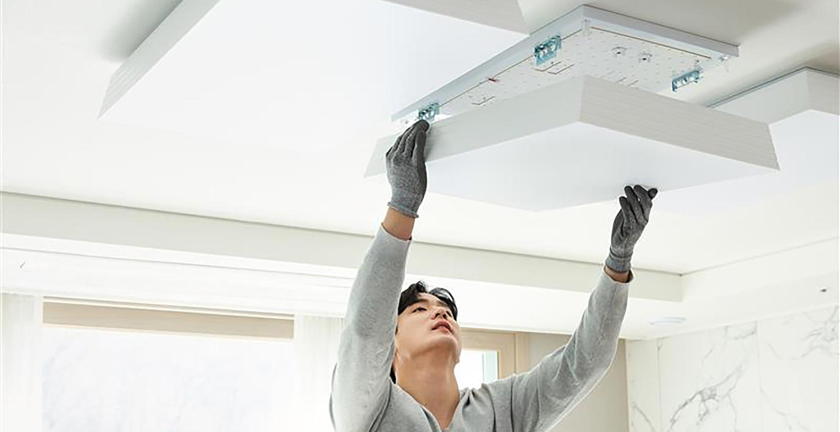 man-installing-fluorescent